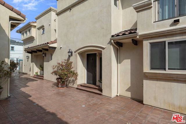1837 12th Street, Santa Monica CA: https://media.crmls.org/mediaz/c8dafb21-c1ca-40ca-b8e6-a811f108b916.jpg