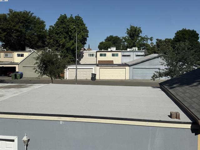 989 Palm Cir, Tracy CA: https://media.crmls.org/mediaz/c8db430b-aaca-42d2-a238-8c46c62797f8.jpg