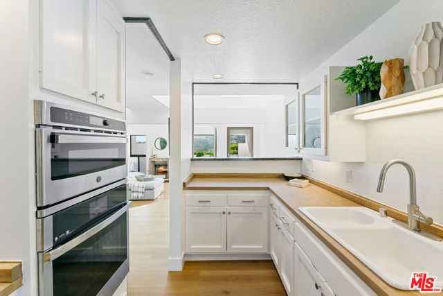 29221 Heathercliff Road, Malibu CA: https://media.crmls.org/mediaz/c8dc10e4-4e2d-4bd3-ac9a-053d06dd0578.jpg