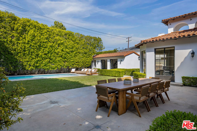 706 N Crescent Drive, Beverly Hills CA: https://media.crmls.org/mediaz/c8dc38e1-5ff8-416a-977b-728a11b39c57.jpg