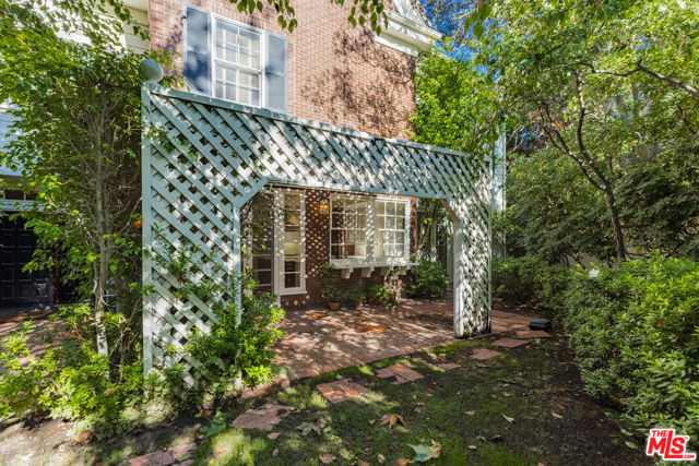 12386 Ridge Circle, Los Angeles CA: https://media.crmls.org/mediaz/c8dd6488-275f-4fbe-abfb-0d2c7d44ef47.jpg