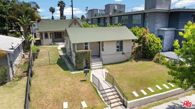 1925 19th Street, Santa Monica CA: https://media.crmls.org/mediaz/c8de39a0-0ded-4702-a226-ad8359863fdc.jpg