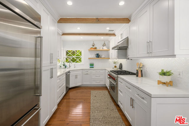 3856 Hayvenhurst Avenue, Encino CA: https://media.crmls.org/mediaz/c8dee0f9-571a-4c6b-9d6e-8cf1ac52476b.jpg