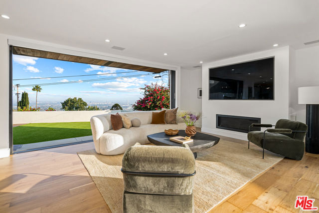 8021 Floral Avenue, Los Angeles CA: https://media.crmls.org/mediaz/c8dee178-934f-4e9a-adf8-19a763e8586c.jpg