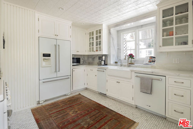 8805 Lookout Mountain Avenue, Los Angeles CA: https://media.crmls.org/mediaz/c8df343a-192b-419b-a410-fe40f1419452.jpg