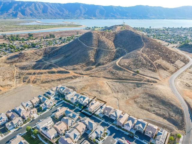 532 Enzo St, Lake Elsinore CA: https://media.crmls.org/mediaz/c8e00c8c-18b2-436b-9872-7ac39b531286.jpg