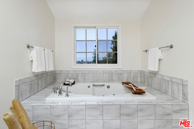 15474 Loom Place, Sherman Oaks CA: https://media.crmls.org/mediaz/c8e0748a-cd08-4cd0-8189-6b007959789f.jpg
