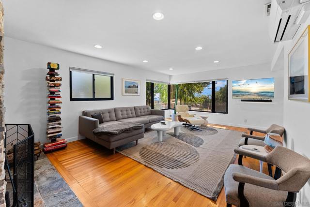 9586 Alto Dr, La Mesa CA: https://media.crmls.org/mediaz/c8e199d9-cc04-42d8-a502-f7721d4ac967.jpg