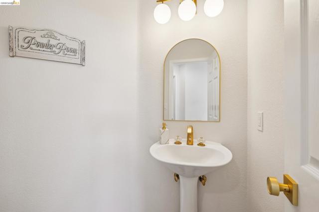 2004 Fries Ct, Martinez CA: https://media.crmls.org/mediaz/c8e1fed8-5ef4-42af-8030-e638c40d6c73.jpg