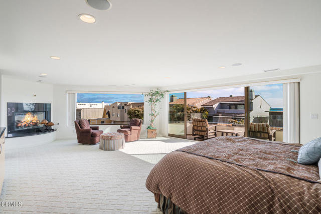 3300 Ocean Drive, Oxnard CA: https://media.crmls.org/mediaz/c8e25934-04e1-46ad-9751-397ff45ed328.jpg