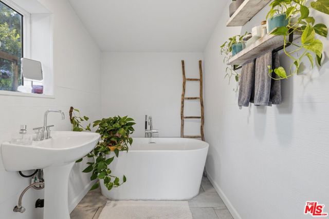 21936 Canon Drive, Topanga CA: https://media.crmls.org/mediaz/c8e30d5e-53ae-4cc0-9e2f-c978cd957fd2.jpg