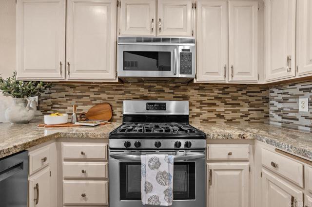 Detail Gallery Image 5 of 35 For 801 Kalpati Cir #B,  Carlsbad,  CA 92008 - 2 Beds | 2 Baths
