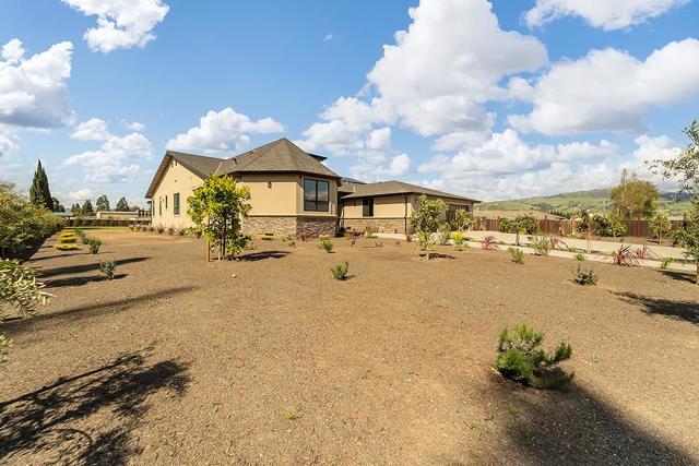 475 E Middle Avenue, San Martin CA: https://media.crmls.org/mediaz/c8e53899-9612-4364-abd3-e8f948b036ff.jpg