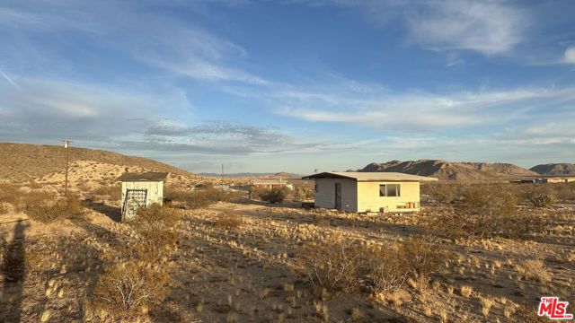 5170 Dusty Mile Road, Landers CA: https://media.crmls.org/mediaz/c8e79038-5366-4b55-a25a-a84eea155b9c.jpg