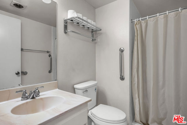 13135 Mindanao Way, Marina del Rey CA: https://media.crmls.org/mediaz/c8e7d7a8-7fb0-4c84-a39f-3737d1bb0971.jpg
