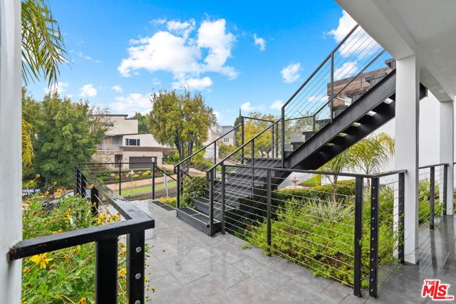 436 Levering Avenue, Los Angeles CA: https://media.crmls.org/mediaz/c8e82baf-c50d-4dd5-a595-4071201d75b4.jpg