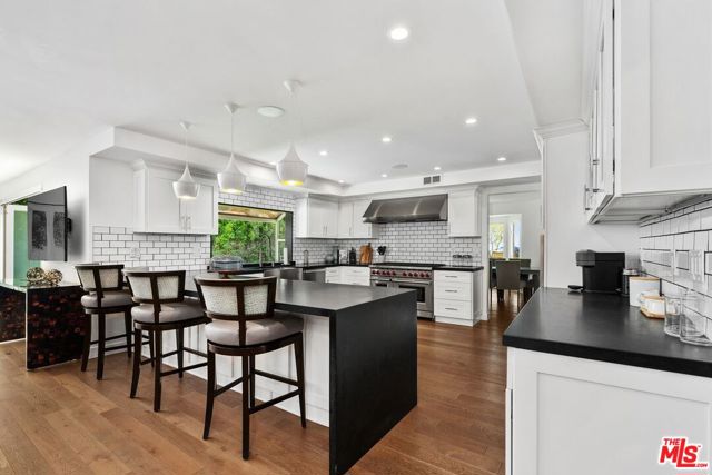 400 Chautauqua Boulevard, Pacific Palisades CA: https://media.crmls.org/mediaz/c8e8f3ae-06ed-4679-88db-e79b5256571e.jpg
