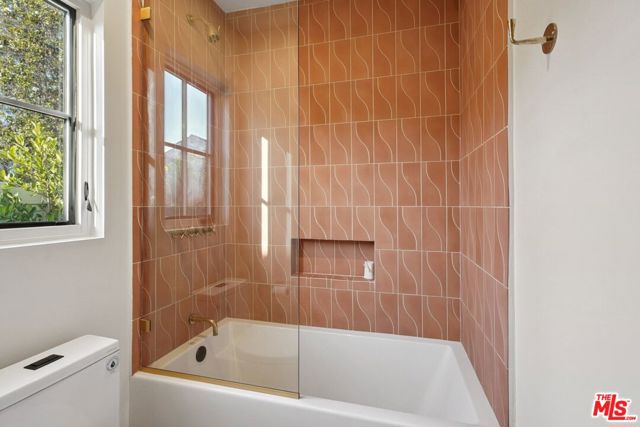 4539 Atoll Avenue, Sherman Oaks CA: https://media.crmls.org/mediaz/c8e96169-fd4f-4c7d-a604-6622ce2018b7.jpg