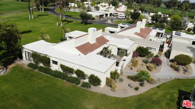 34725 Mission Hills Drive, Rancho Mirage CA: https://media.crmls.org/mediaz/c8e98459-9ac1-4041-aefa-a7c4e41d7fdb.jpg