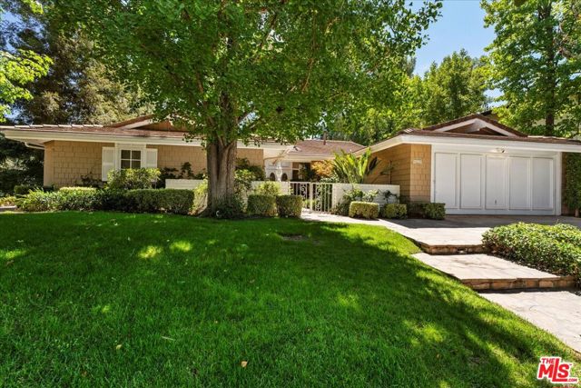 4215 Ellenita Avenue, Tarzana CA: https://media.crmls.org/mediaz/c8e99d2e-143d-4f71-83b0-f256560cc96e.jpg