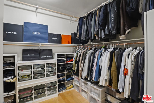 801 S Grand Avenue, Los Angeles CA: https://media.crmls.org/mediaz/c8ea6b43-de27-47e7-9fc9-5611821e3039.jpg