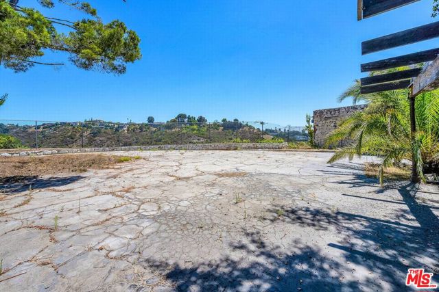 11287 Chalon Road, Los Angeles CA: https://media.crmls.org/mediaz/c8ea910f-0af1-4270-82e4-8339e16ea023.jpg