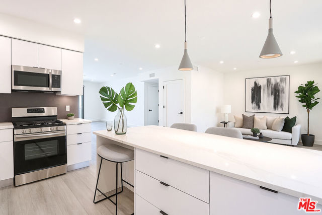 11800 Courtleigh Drive, Los Angeles CA: https://media.crmls.org/mediaz/c8eac150-aca0-4c9c-a160-420ed38b279a.jpg