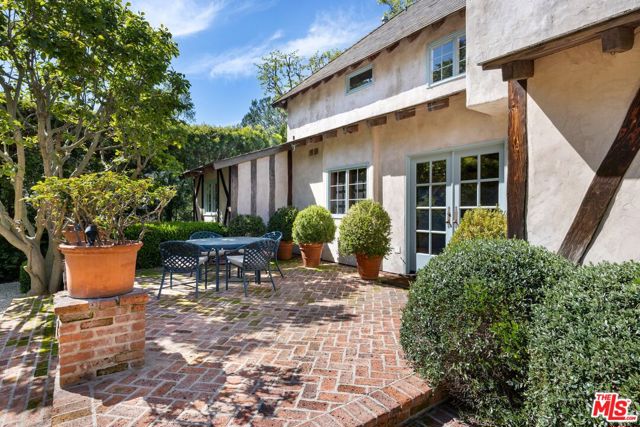 2562 Mandeville Canyon Road, Los Angeles CA: https://media.crmls.org/mediaz/c8eac72c-8b7a-46f3-b94d-4daea1dfd05b.jpg