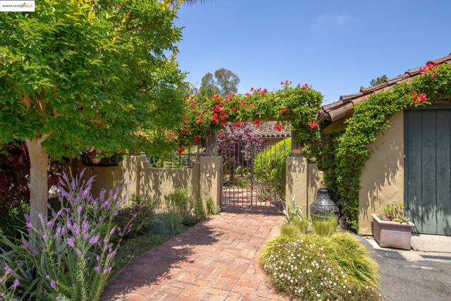 6257 Girvin Dr, Oakland CA: https://media.crmls.org/mediaz/c8eacfba-9a33-4b5f-a558-abecc9dff950.jpg