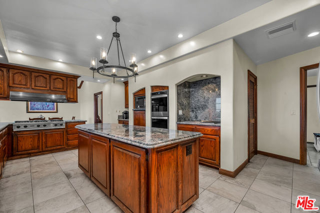 6024 Woodland View Drive, Woodland Hills CA: https://media.crmls.org/mediaz/c8eb0fb5-1a4e-41f0-a6e8-cf7f39d3485f.jpg