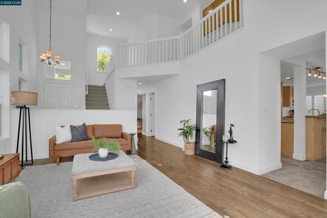 1109 Brittany Hills Ct, Martinez CA: https://media.crmls.org/mediaz/c8eb17bc-612e-441b-8cc2-97cd6f875d45.jpg