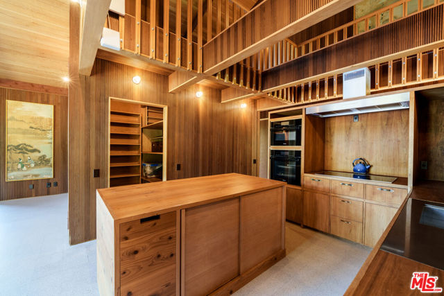 421 Westlake Boulevard, Malibu CA: https://media.crmls.org/mediaz/c8ebf8df-6d2c-4b3a-a05b-75af33c3446a.jpg