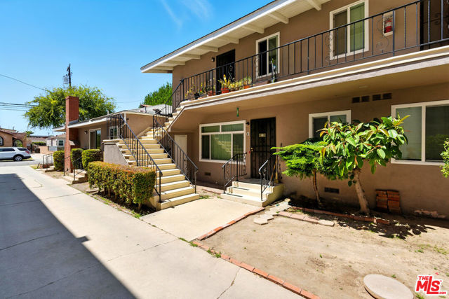 12134 Grevillea Avenue, Hawthorne CA: https://media.crmls.org/mediaz/c8ec6e8f-9d45-4e22-9e2e-6dd056b1dc9e.jpg
