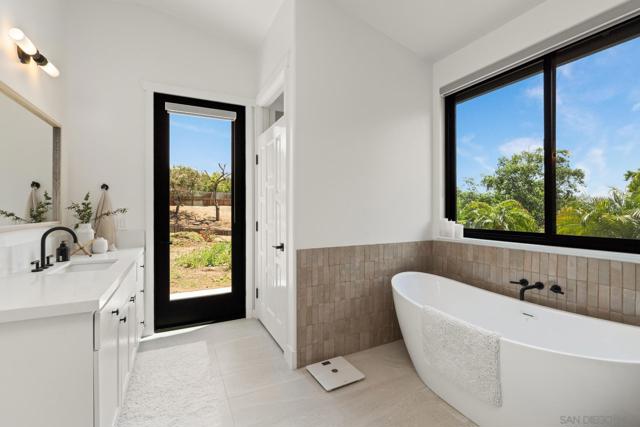 2511 San Clemente Ave, Vista CA: https://media.crmls.org/mediaz/c8ec9818-bdc6-4562-8641-a3325782ce1c.jpg