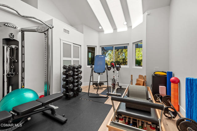 362 Cherry Hills Court, Thousand Oaks CA: https://media.crmls.org/mediaz/c8edb4bf-bbf7-493a-9796-3ff19efefa42.jpg