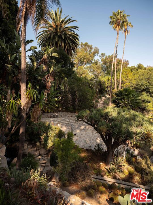 2666 Aberdeen Avenue, Los Angeles CA: https://media.crmls.org/mediaz/c8ee3e8a-9c1c-4b70-9aeb-848871b1827b.jpg