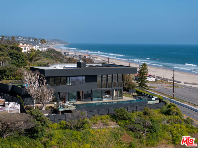 6463 Surfside Way, Malibu CA: https://media.crmls.org/mediaz/c8eeb420-115c-49e9-85eb-6be1572ffb54.jpg