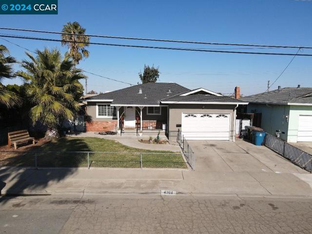 4304 Belle Dr, Antioch CA: https://media.crmls.org/mediaz/c8ef2169-5fe6-4f6a-b2fa-741c5e3c4566.jpg