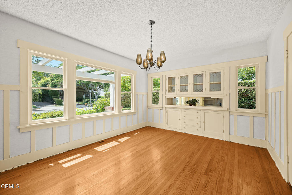 https://media.crmls.org/mediaz/c8efde65-9a1e-421a-bc47-3a8b2c83fcf7.jpg?preset=X-Large