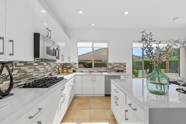 81071 Avenida Sombra, Indio CA: https://media.crmls.org/mediaz/c8f054b2-8ec4-44e9-9278-c86eb2354916.jpg