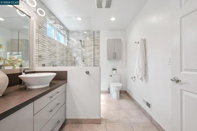 3245 Newport Court, Walnut Creek CA: https://media.crmls.org/mediaz/c8f25bb5-0ed4-4444-8e72-91c08844b743.jpg