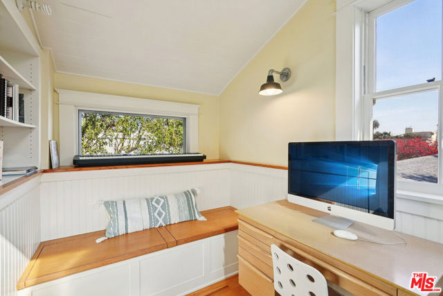 813 Crestmoore Place, Venice CA: https://media.crmls.org/mediaz/c8f2b54e-87a8-4287-a6d3-b4597dea00c9.jpg