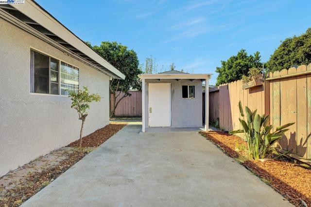 2675 Leeward St, Hayward CA: https://media.crmls.org/mediaz/c8f37ed2-9c6c-49d2-8384-b53a08b79b01.jpg