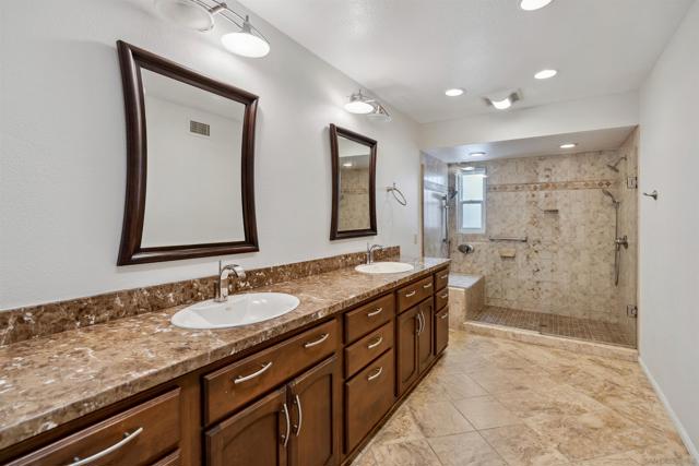 1608 Caminito Asterisco, La Jolla CA: https://media.crmls.org/mediaz/c8f416de-2ef5-419a-9fdc-f08dddfec51c.jpg