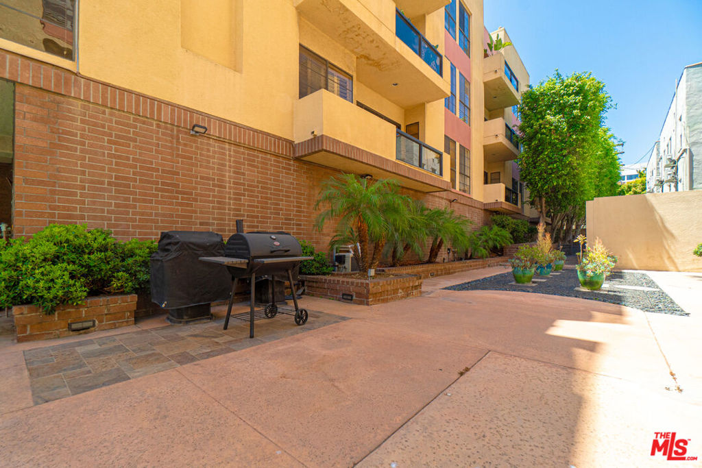 https://media.crmls.org/mediaz/c8f44bba-8b1a-49fd-98eb-2d0906cf05e3.jpg?preset=X-Large