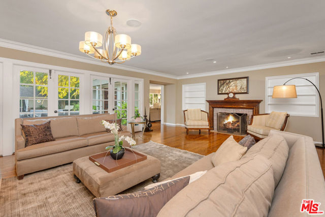 723 N Sierra Drive, Beverly Hills CA: https://media.crmls.org/mediaz/c8f4a58b-bc87-4b75-989b-565788a795a3.jpg