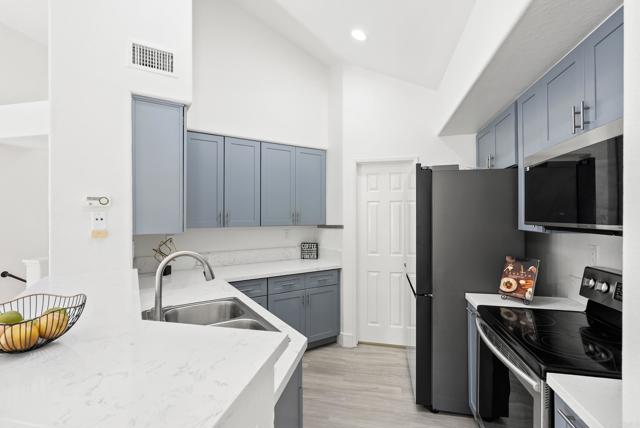 Detail Gallery Image 9 of 28 For 7215 Calabria Ct #74,  San Diego,  CA 92122 - 2 Beds | 2 Baths