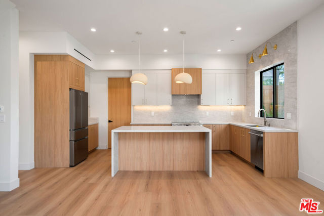 5660 Winnetka Avenue, Woodland Hills CA: https://media.crmls.org/mediaz/c8f604d1-d075-40c3-9fc3-7e59f28ef383.jpg