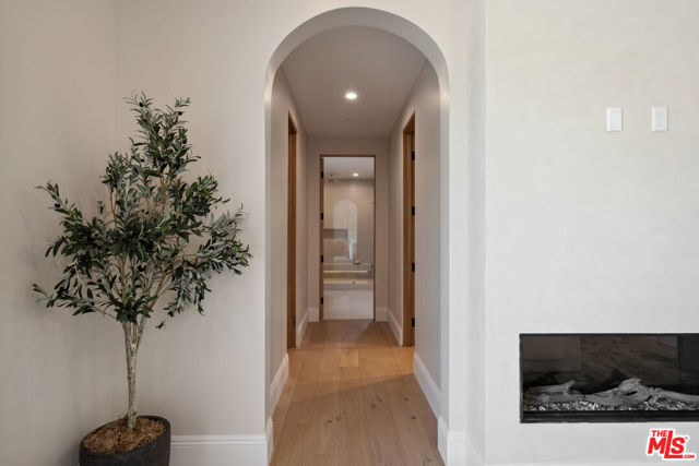 5036 Woodley Avenue, Encino CA: https://media.crmls.org/mediaz/c8f63fcd-5936-4430-b418-5040e2d4322d.jpg