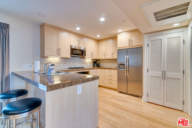 3005 Grand Canal Court, Venice CA: https://media.crmls.org/mediaz/c8f642e8-0536-48a5-a74a-a476d2da2582.jpg